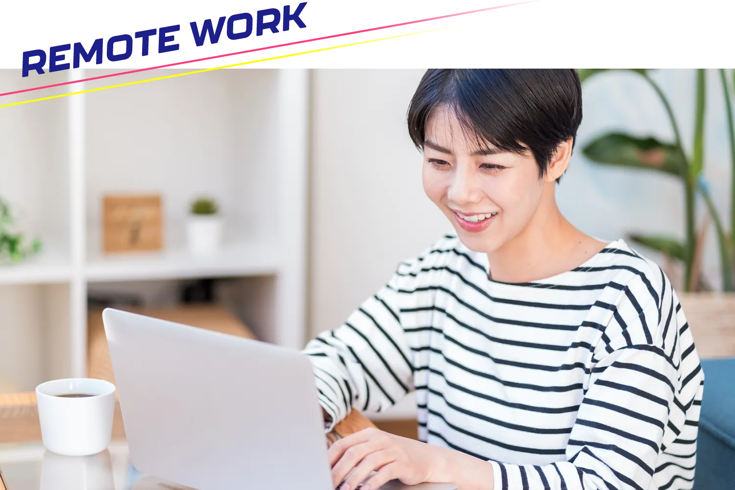 部屋でパソコンに向かう女性の写真